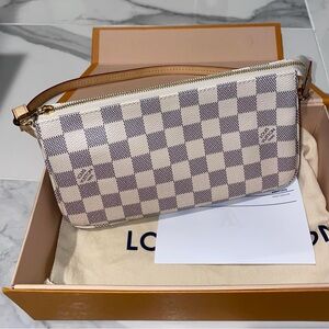 Louis vuitton pochette like new